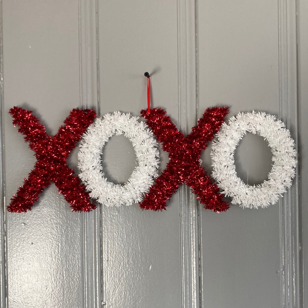 NWT Beautiful Red & White Tinsel XOXO Holiday Hanging Decoration Sign